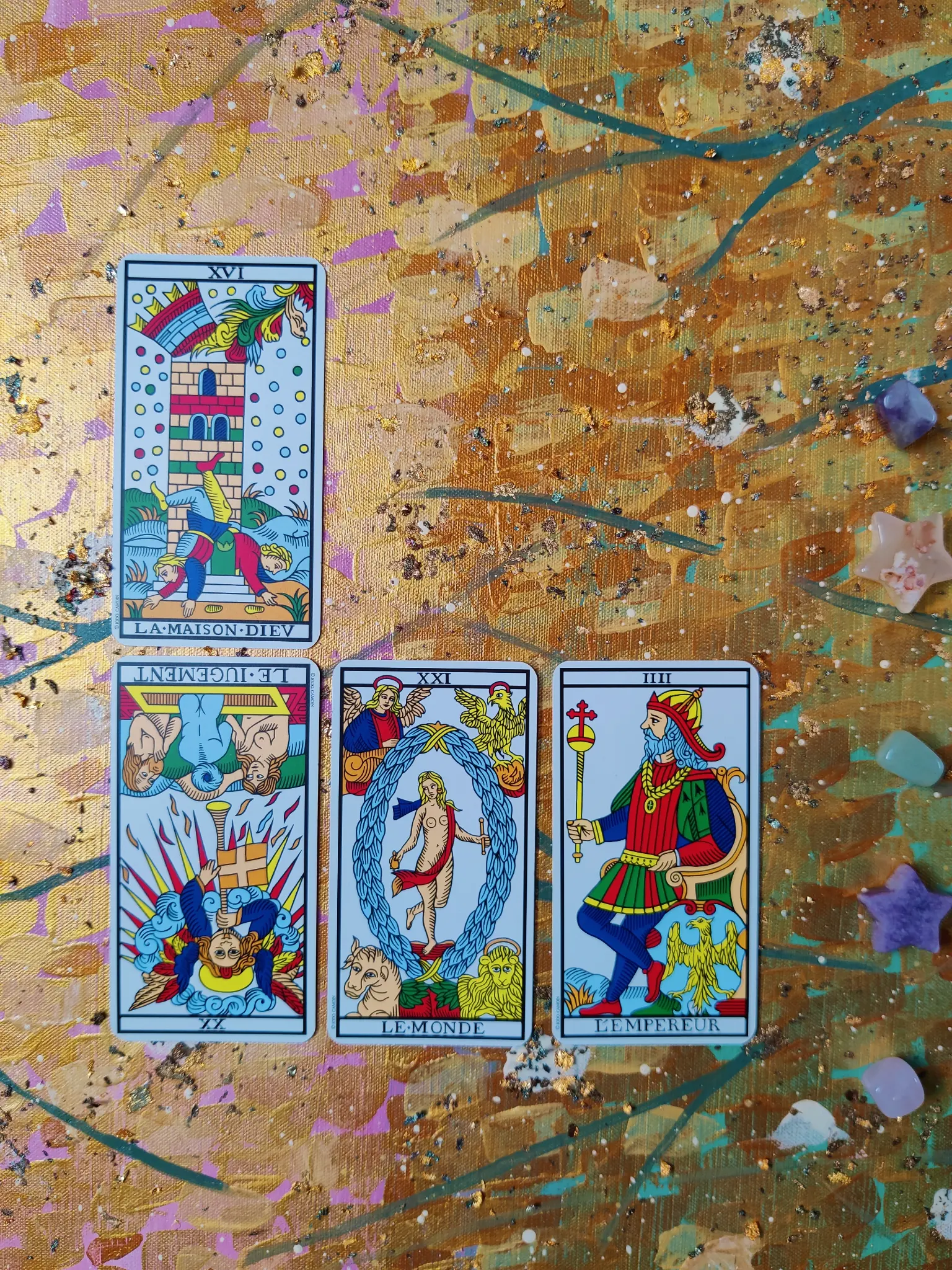 Carte dei Tarocchi di Marsiglia su sfondo oro e viola con cristalli
